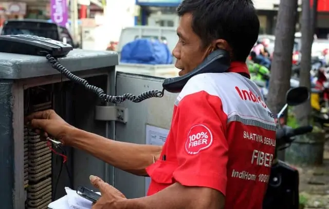 Cek jangkauan WiFi Indihome, Petugas Indihome sedang melakukan pengecekan telpon untuk meningkatkan jaringan