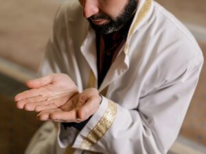 Disaat orangtua kita sudah meninggal, maka tidak akan ada lagi yang bisa kita lakukan selain mendoakan mereka. Bacaan Doa Dimudahkan Segala Urusan dan Artinya