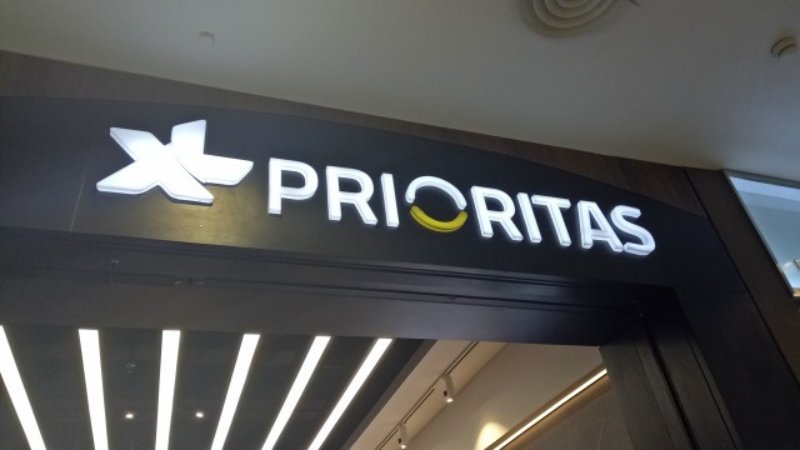 Logo dan promosi paket XL Unlimited PRIORITAS di display digital