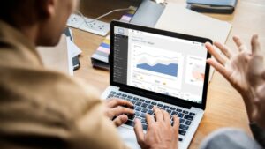 Cara Google Menilai Website, Profesional digital sedang menganalisis grafik performa, struktur, dan metrik SEO sebuah website di layar komputer.