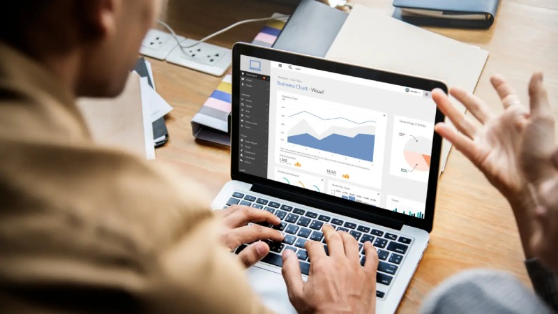 Cara Google Menilai Website, Profesional digital sedang menganalisis grafik performa, struktur, dan metrik SEO sebuah website di layar komputer.