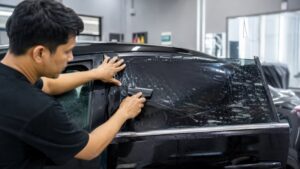 Proses pasang kaca film mobil di workshop